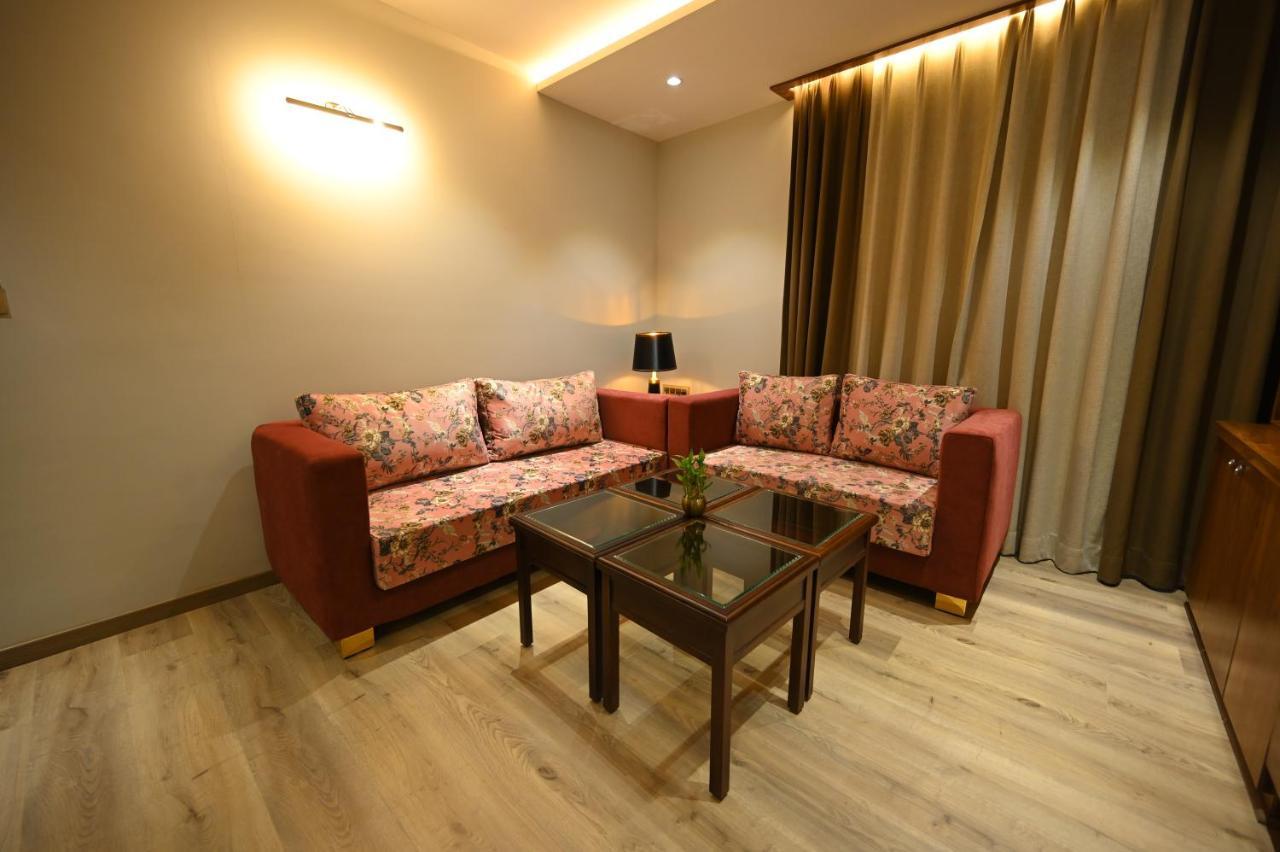 The Royal Class Hotel 瓜廖尔 外观 照片