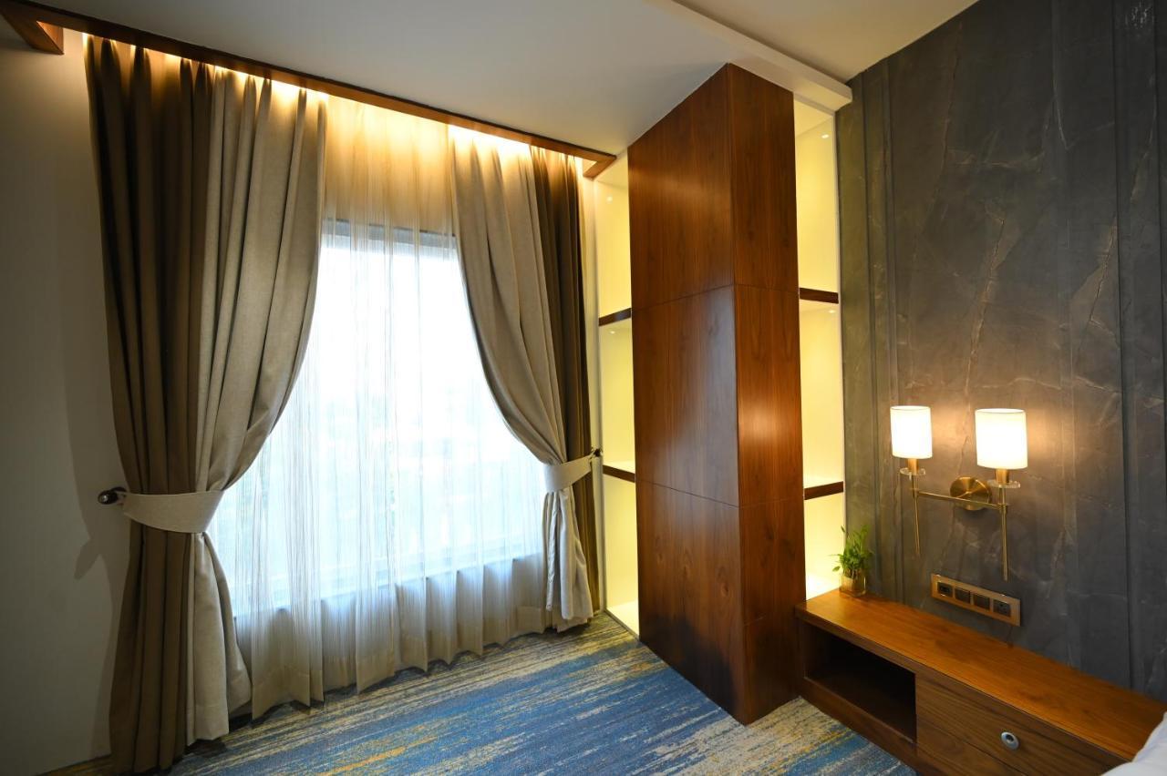 The Royal Class Hotel 瓜廖尔 外观 照片