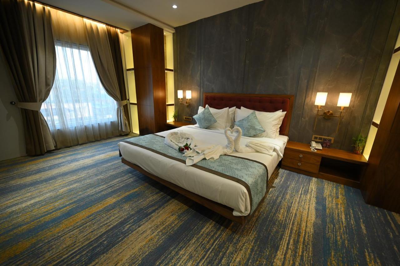 The Royal Class Hotel 瓜廖尔 外观 照片