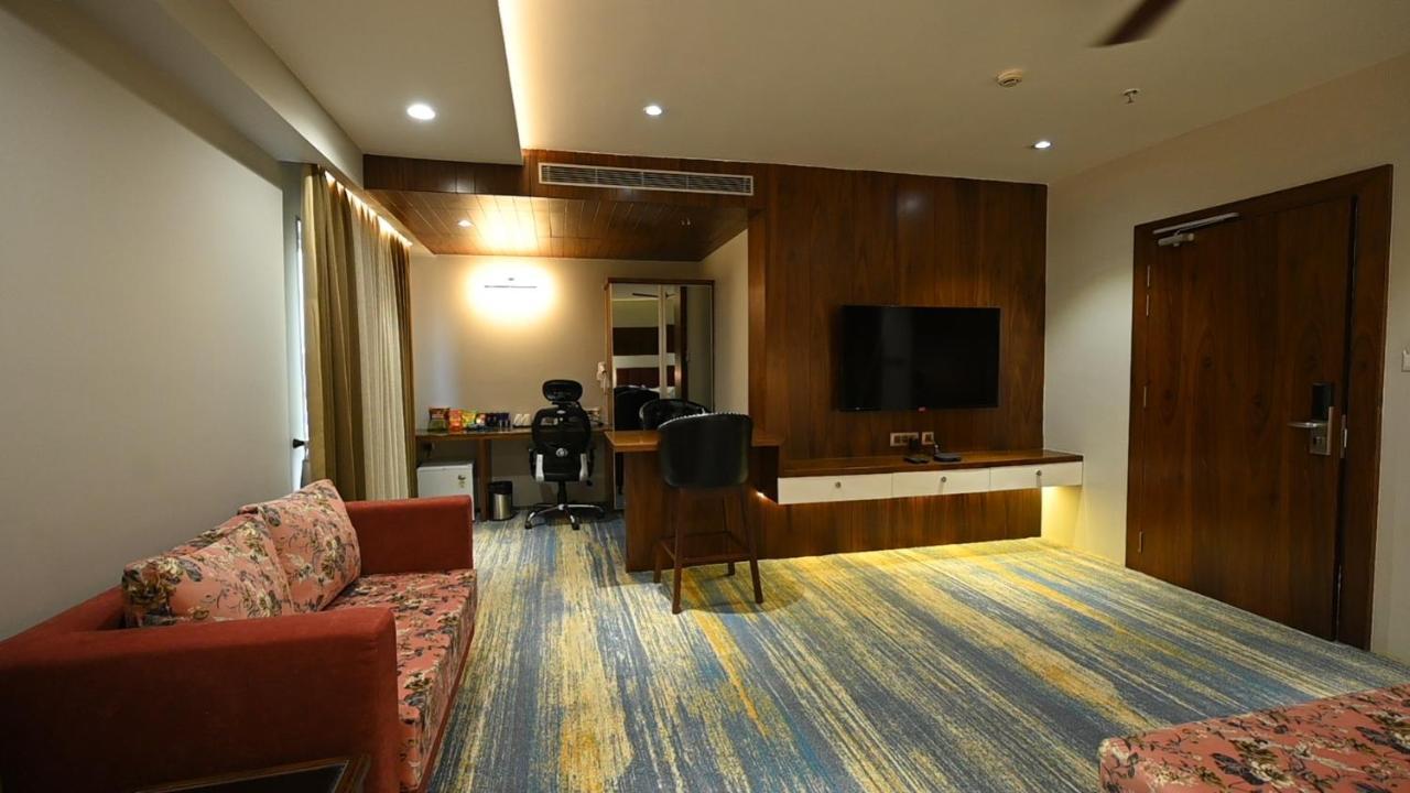 The Royal Class Hotel 瓜廖尔 外观 照片